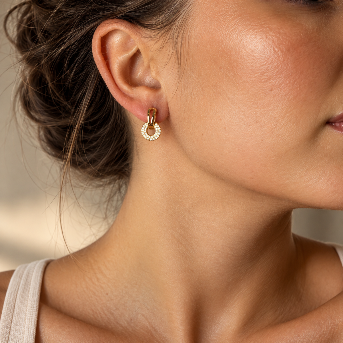 PM103G - Gold Pavé Circle Knot Huggie Minđuše