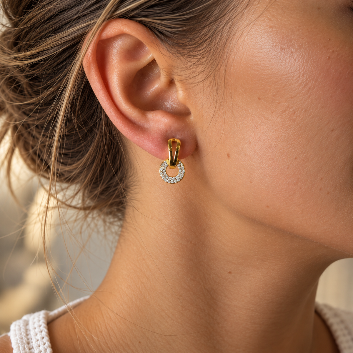 PM103G - Gold Pavé Circle Knot Huggie Minđuše