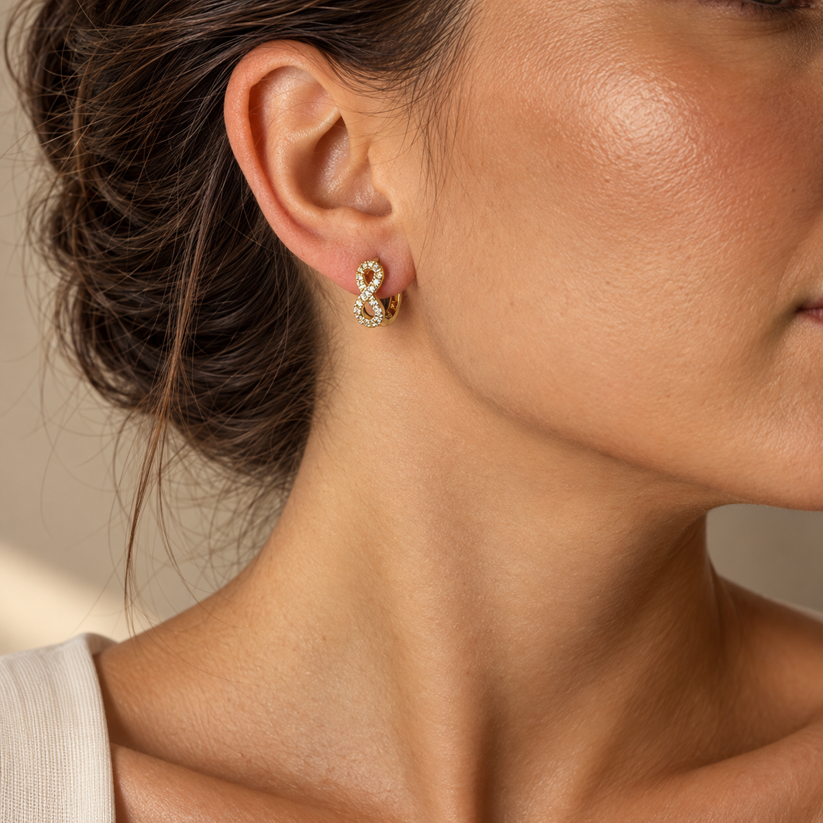 PM104G - Gold Pavé Infinity Huggie Minđuše