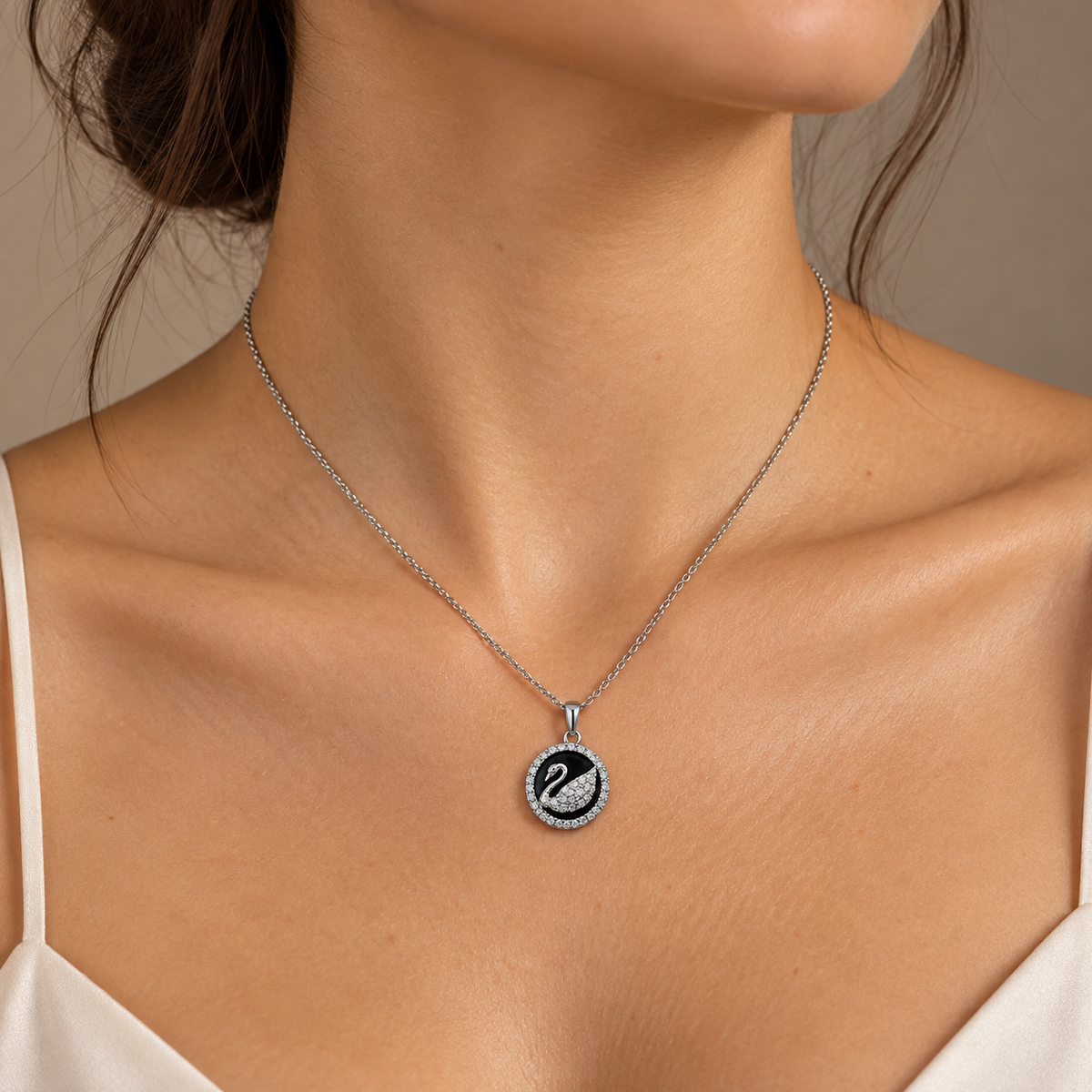 PO059 - Silver Black Swan Pavé Halo Pendant Ogrlica