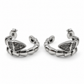 PM197 - Silver Segmented Arrowhead Dark Pavé Hoop Stud Minđuše od hirurškog čelika, par srebrnih segmentiranih minđuša sa trouglastim ukrasima, tamnim svetlucavim kamenčićima i iglicama sa zadnjim zatvaračima na beloj pozadini