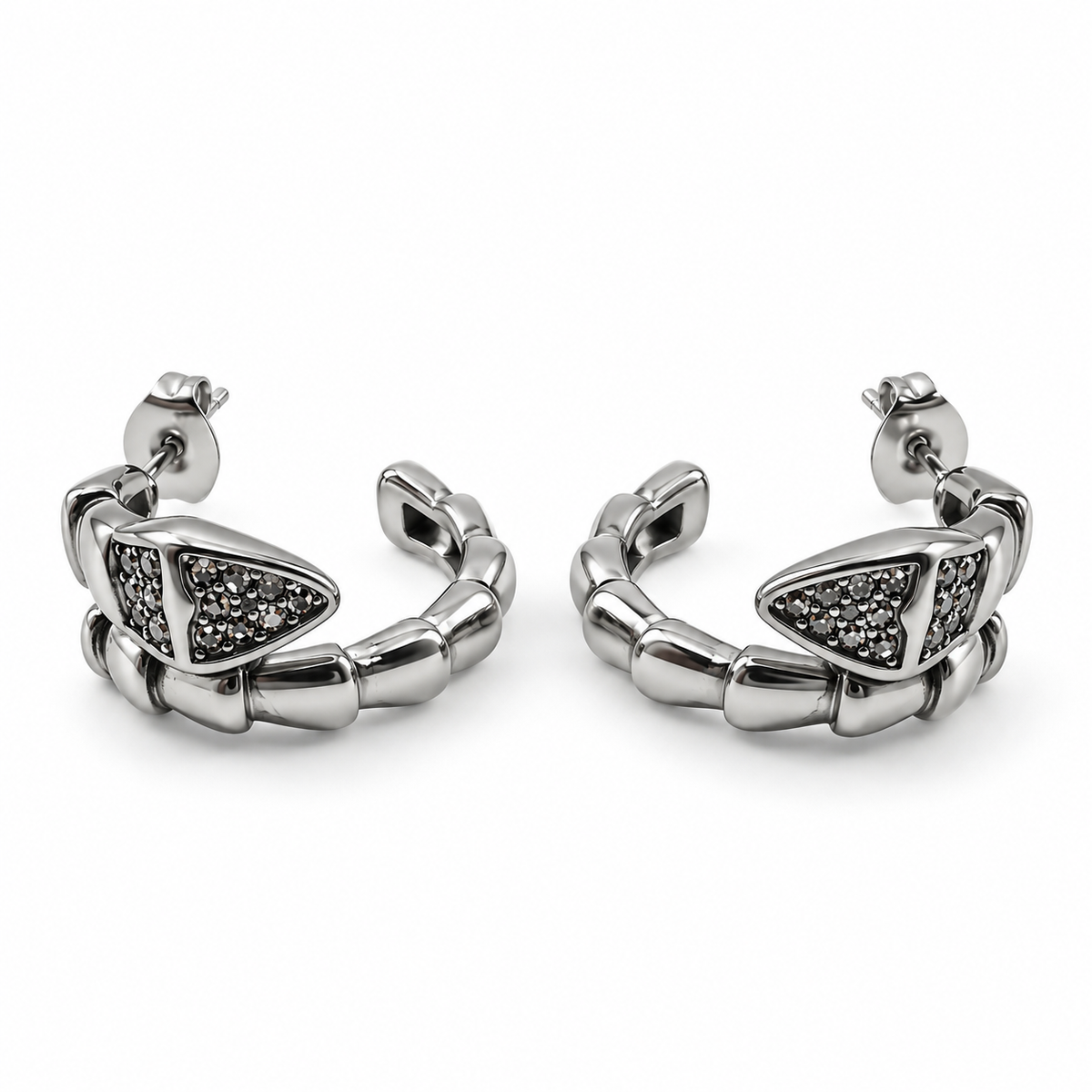 PM197 - Silver Segmented Arrowhead Dark Pavé Hoop Stud Minđuše od hirurškog čelika, par srebrnih segmentiranih minđuša sa trouglastim ukrasima, tamnim svetlucavim kamenčićima i iglicama sa zadnjim zatvaračima na beloj pozadini