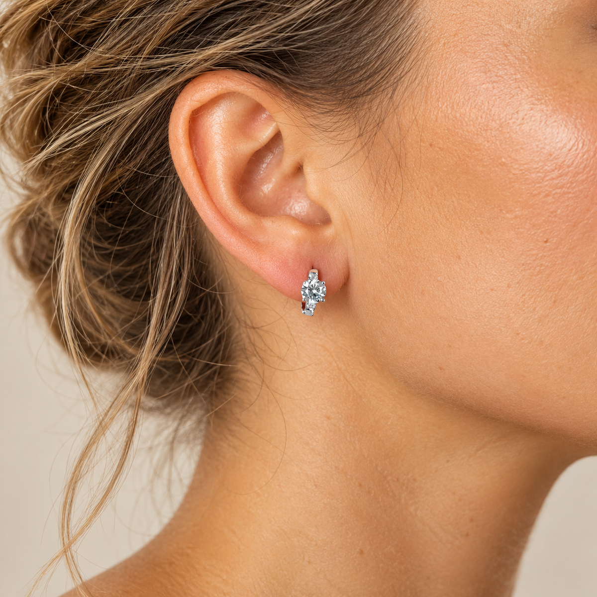 PM194 - Silver Round-Cut Three-Stone Prong Huggie Minđuše