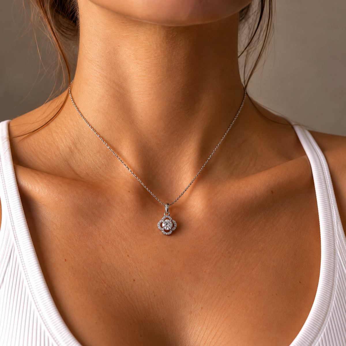 PO066 - Silver Round CZ Floral Halo Pendant Ogrlica
