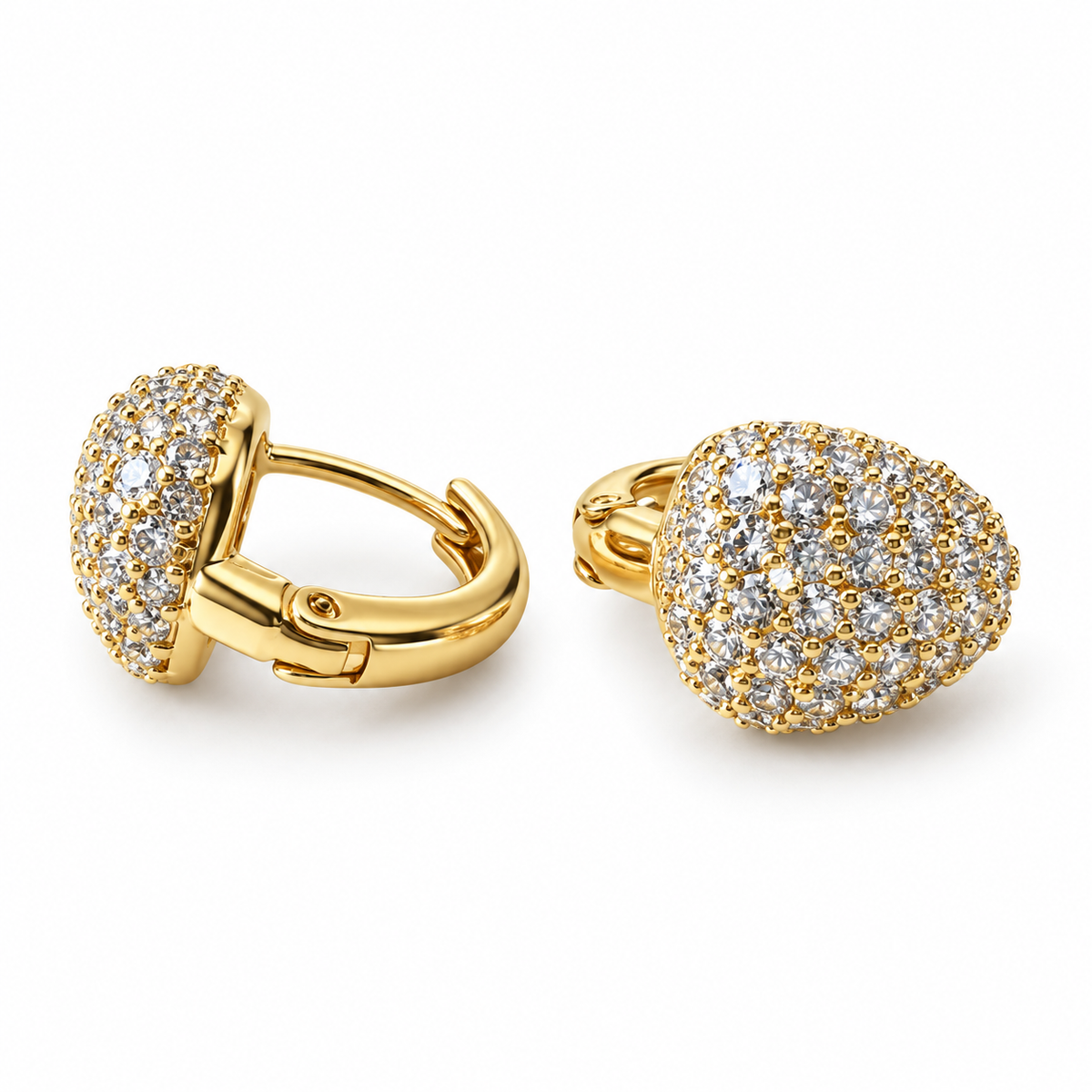 PM123G - Gold Oval Pavé Cluster Huggie Minđuše od hirurškog čelika, zlatne minđuše sa ispupčenim ovalnim prednjim delom, gusto raspoređenim svetlucavim kamenčićima i preklopnom kopčom.