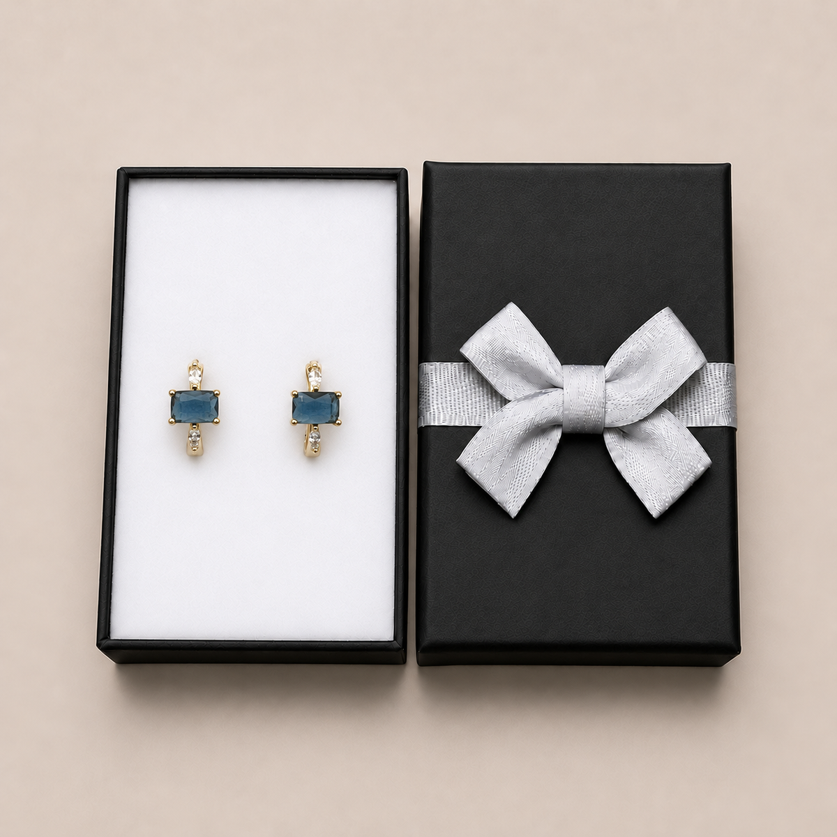 PM128G - Gold Midnight Blue Emerald-Cut Huggie Minđuše