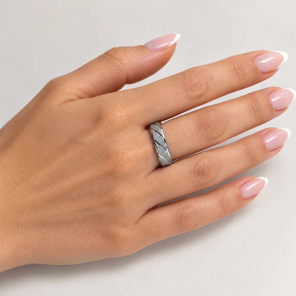 PP063 - Silver Textured Diagonal Stripe Wide Band Prsten