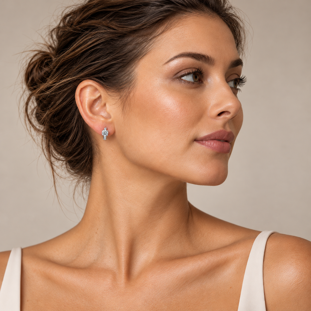 PM194 - Silver Round-Cut Three-Stone Prong Huggie Minđuše