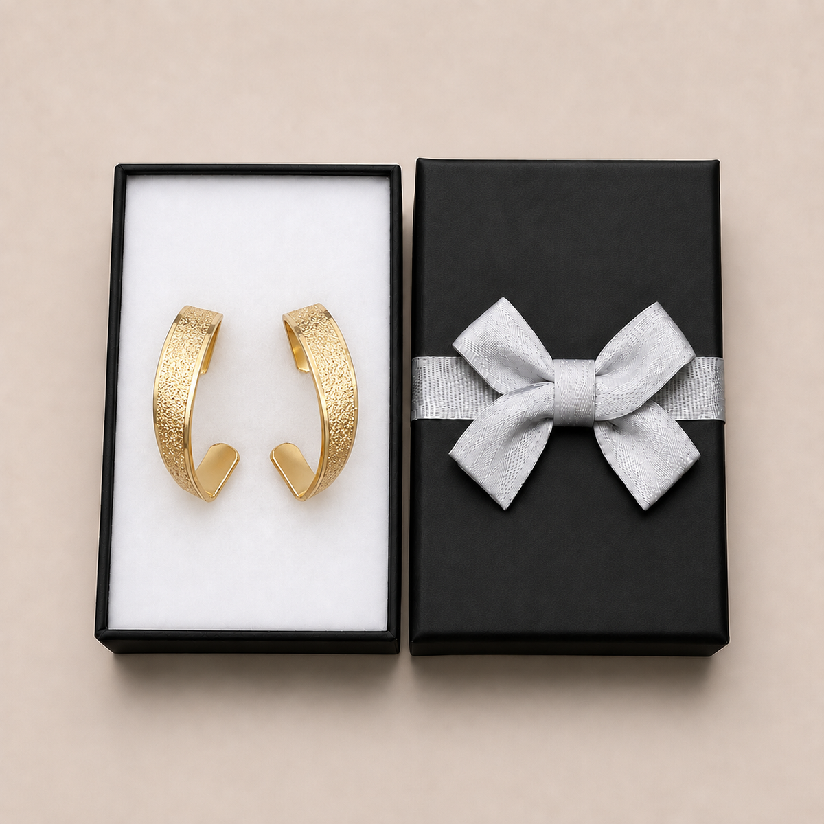 PM113G - Gold Stardust Sculptural Arc Stud Minđuše