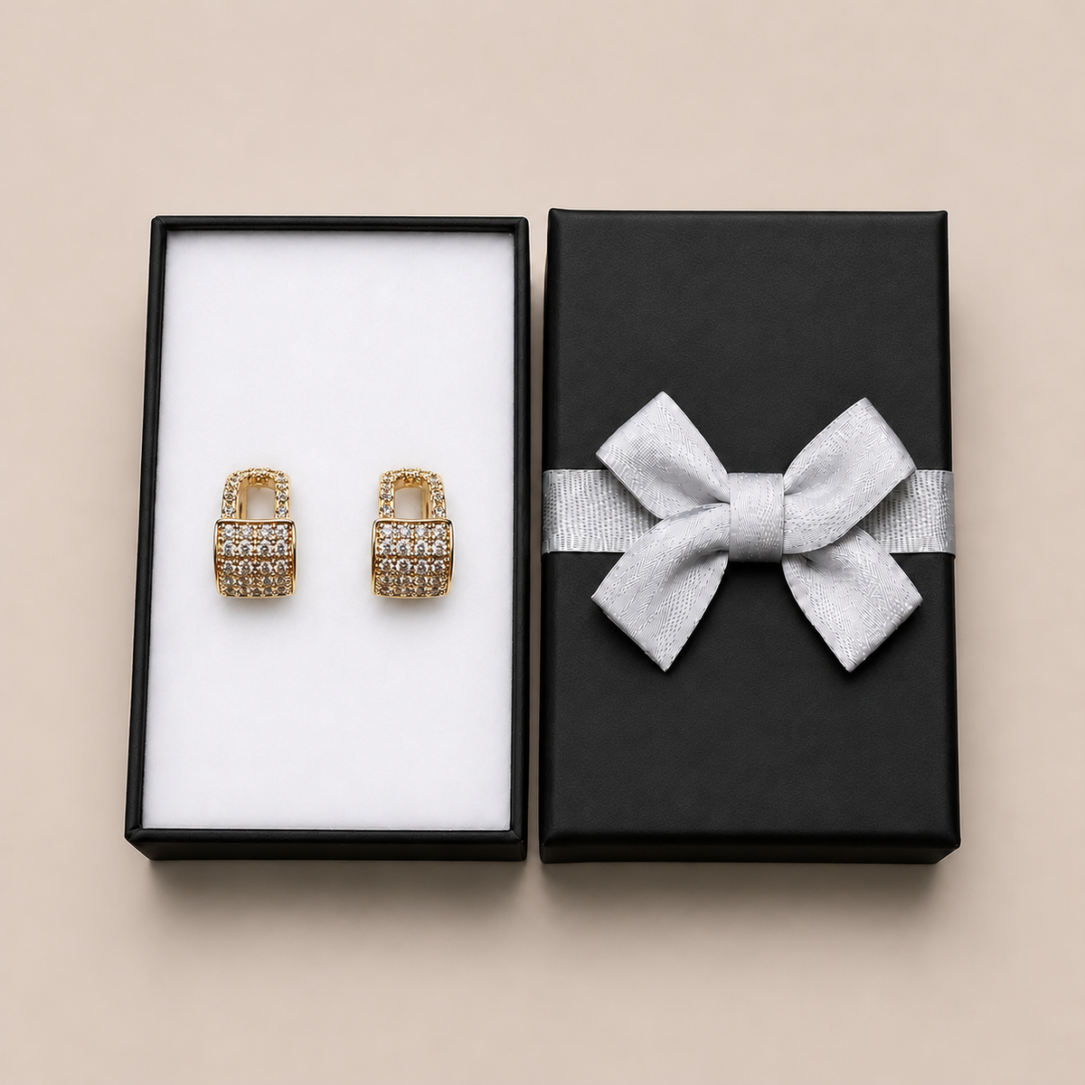 PM139G - Gold Curved Rectangular Full Pavé Huggie Minđuše