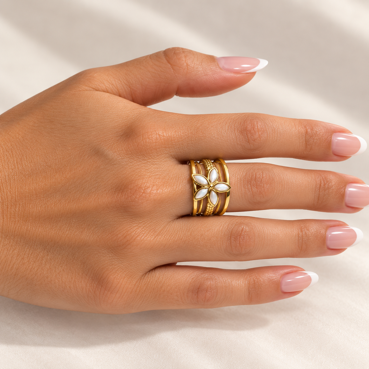 PP035G - Gold White Petal Flower Triple Band Cuff Prsten