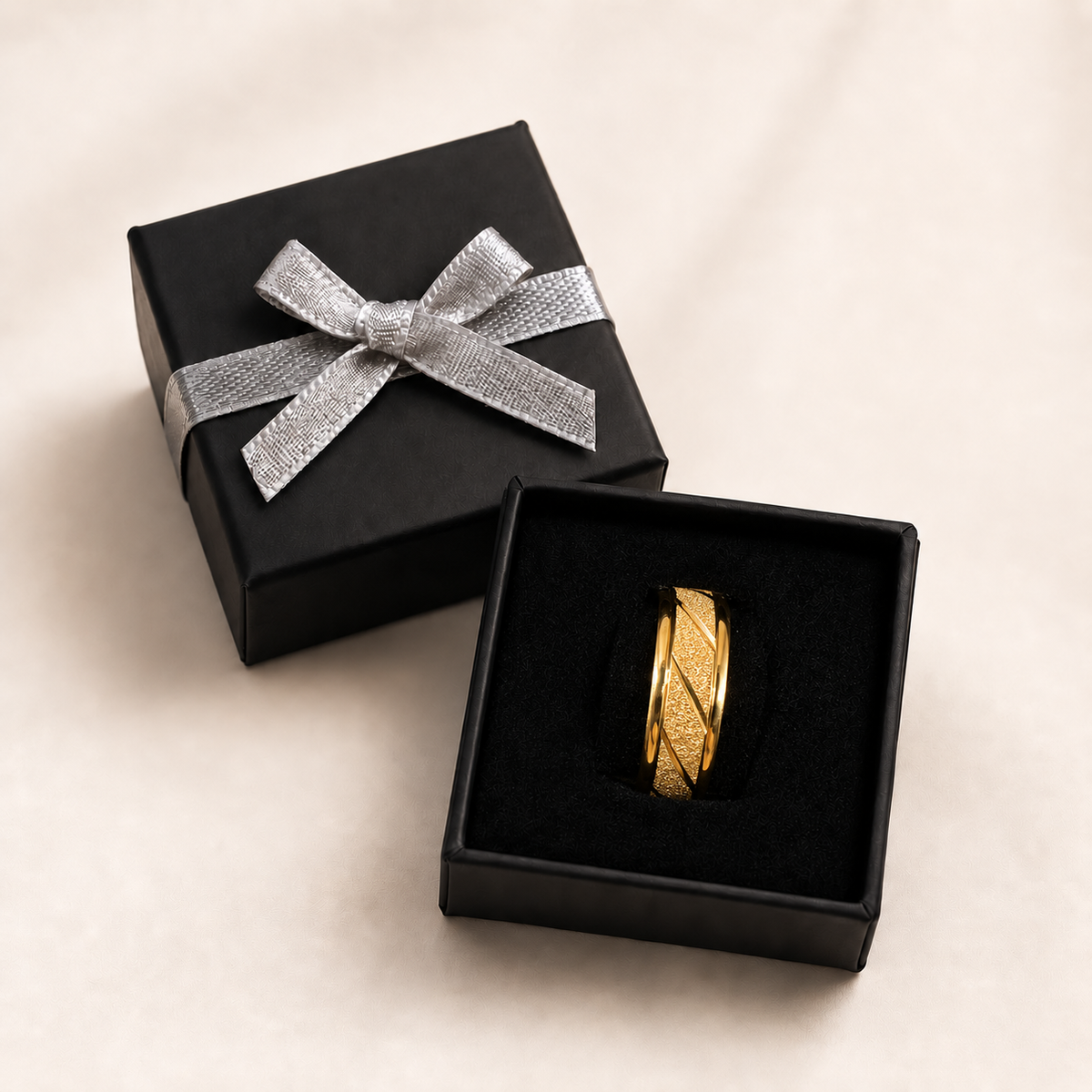 PP047G - Gold Textured Diagonal Stripe Wide Band Prsten