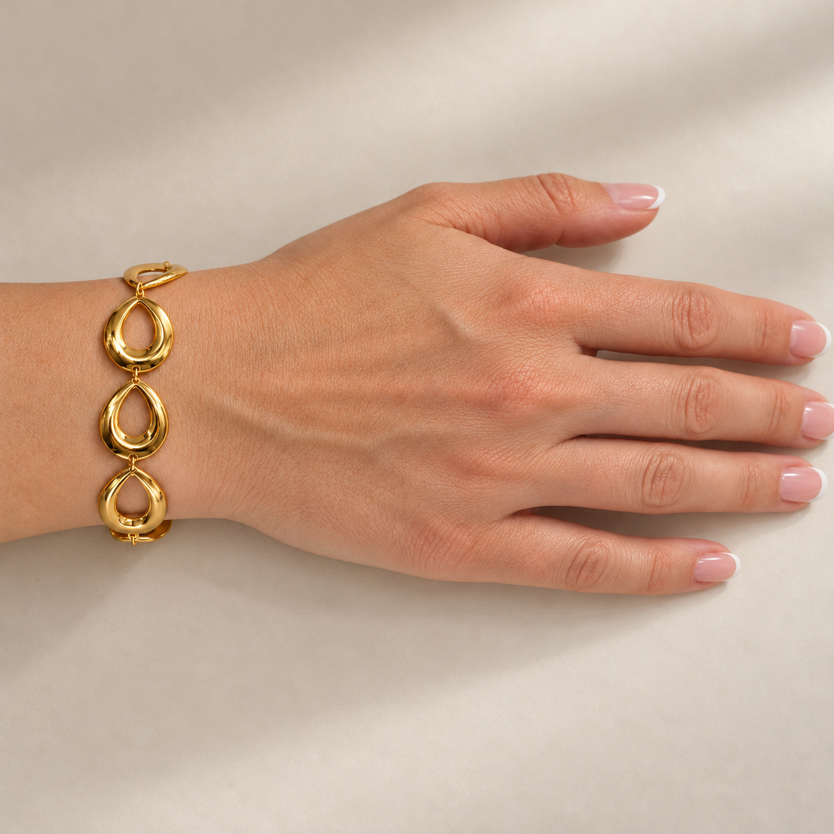 PN017G - Gold Five Open Teardrop Link Narukvica