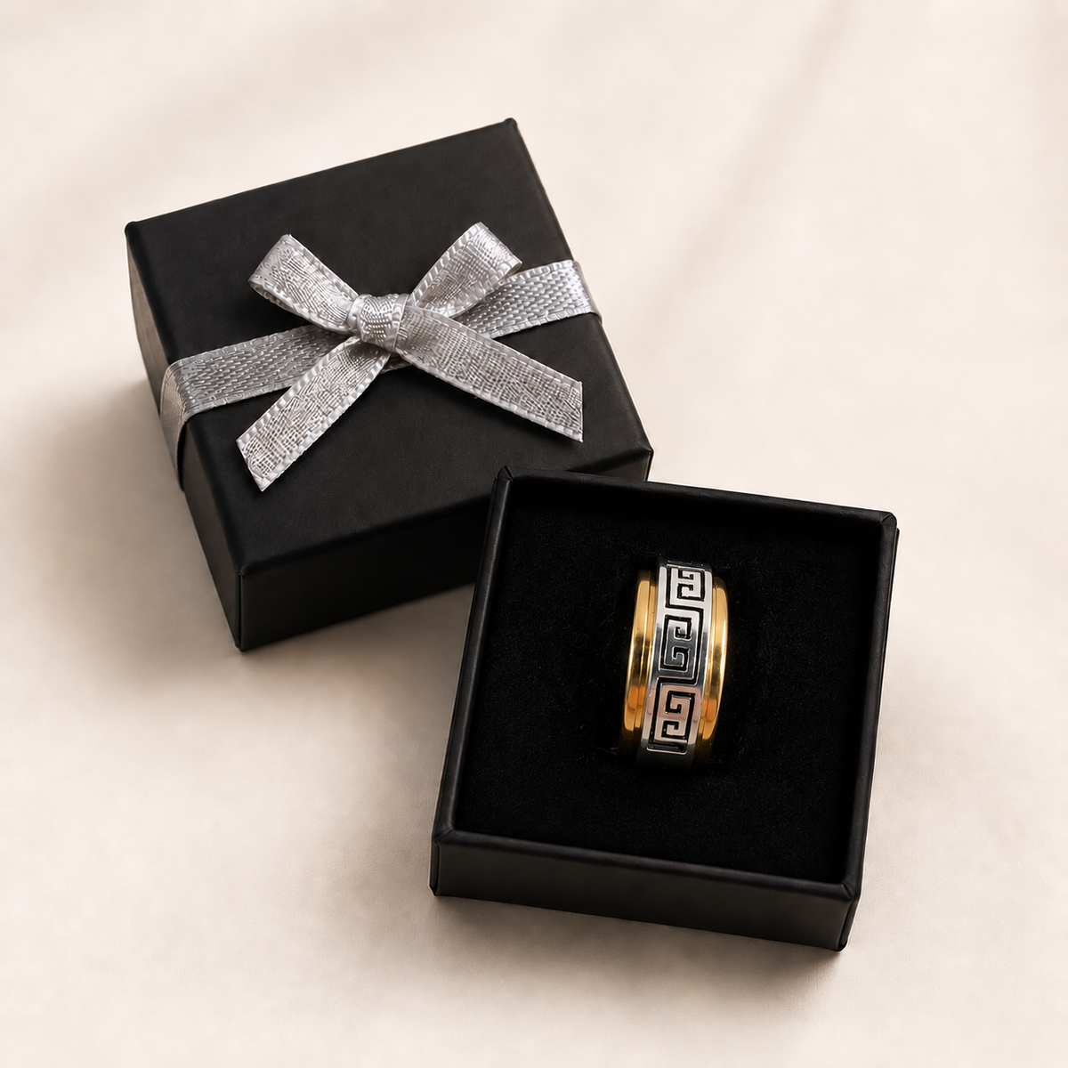 PP045G - Gold Black Greek Key Wide Band Prsten