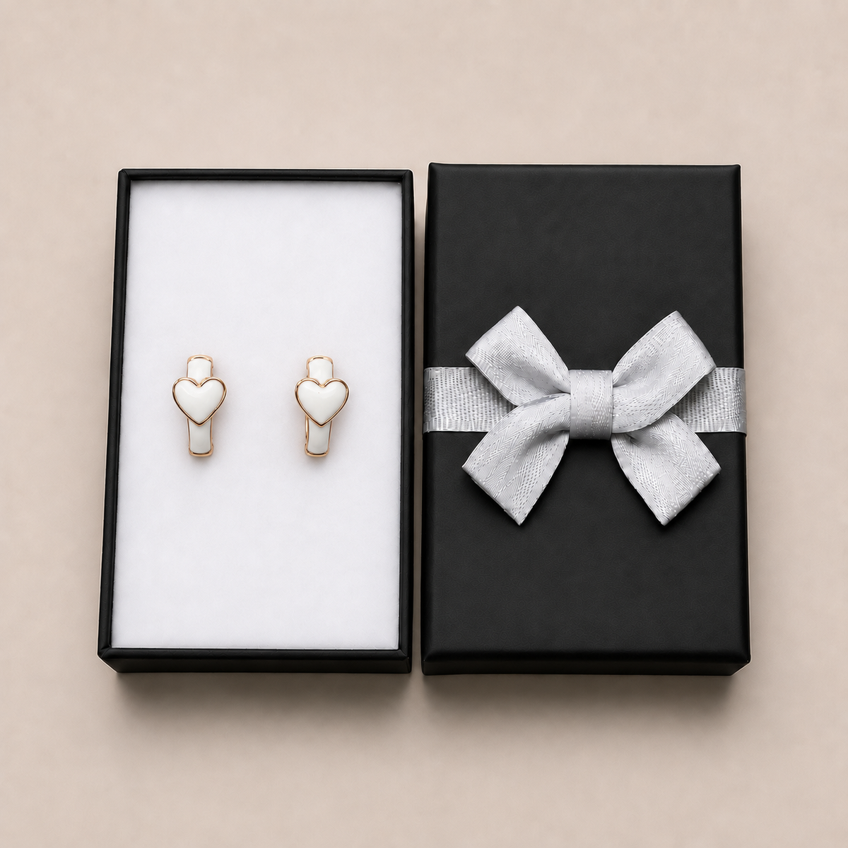 PM130G - Gold White Inlay Heart Accent Huggie Minđuše