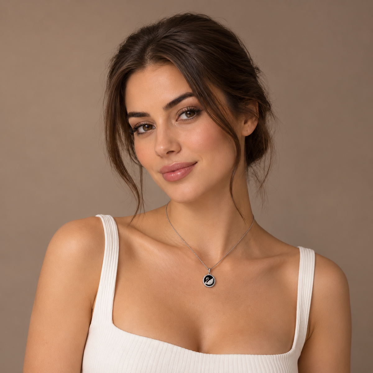 PO059 - Silver Black Swan Pavé Halo Pendant Ogrlica