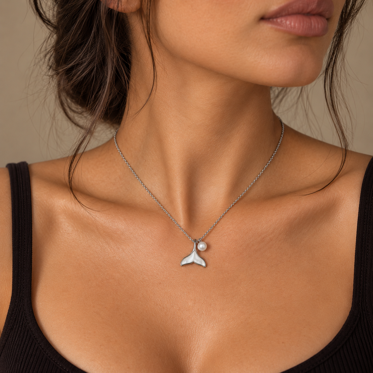 PO075 - Silver Whale Tail White Accent Pendant Ogrlica