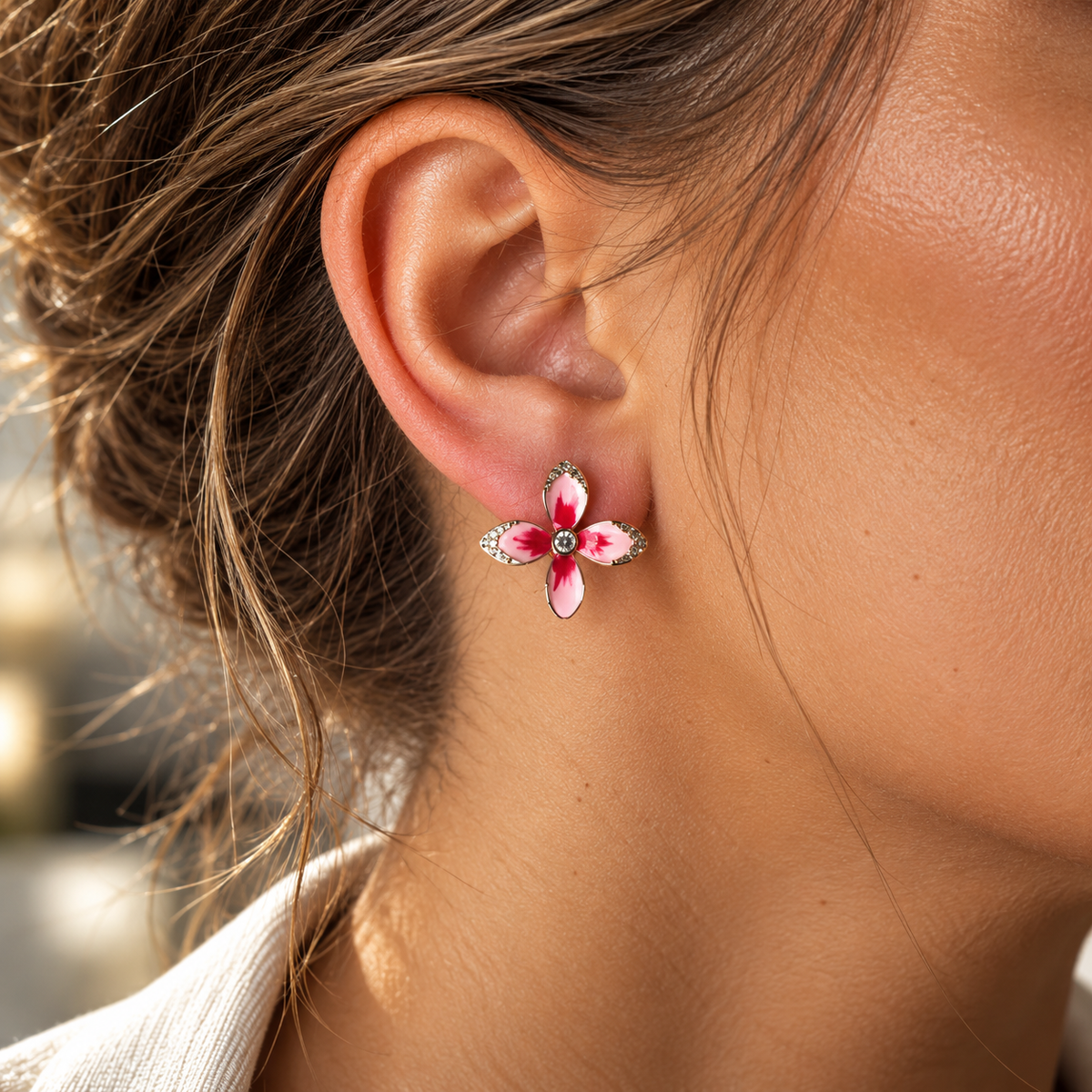 PM115G - Gold Fuchsia Bloom Pavé Huggie Minđuše