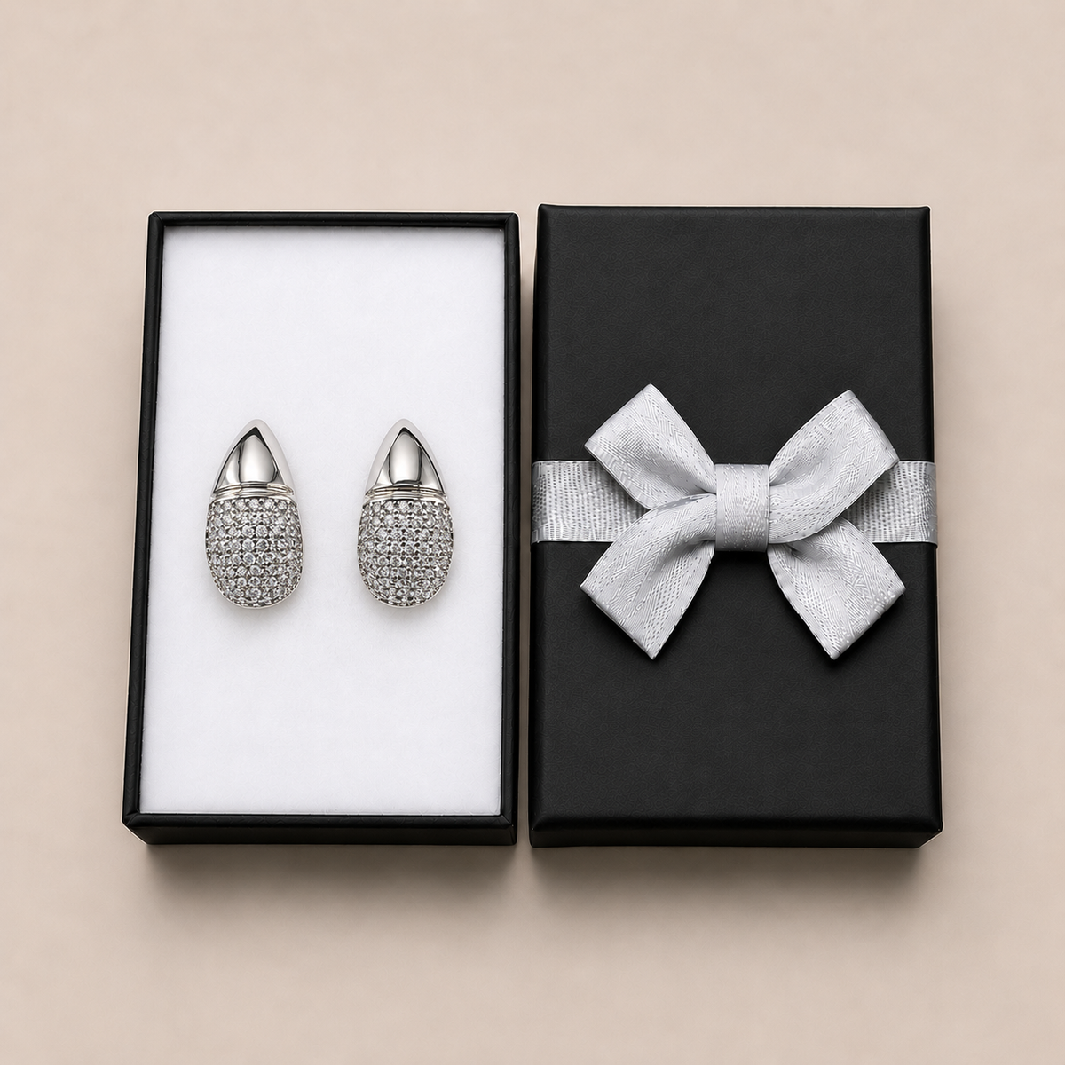 PM206 - Silver Rounded Shield Pavé Huggie Minđuše