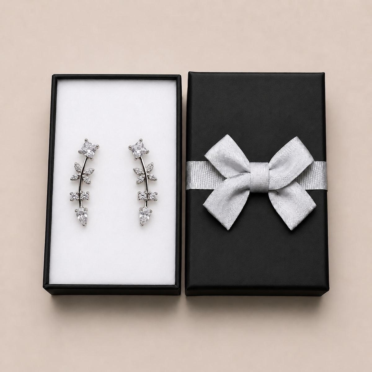 PM200 - Silver Mixed-Cut Floral Vine Ear Climber Minđuše