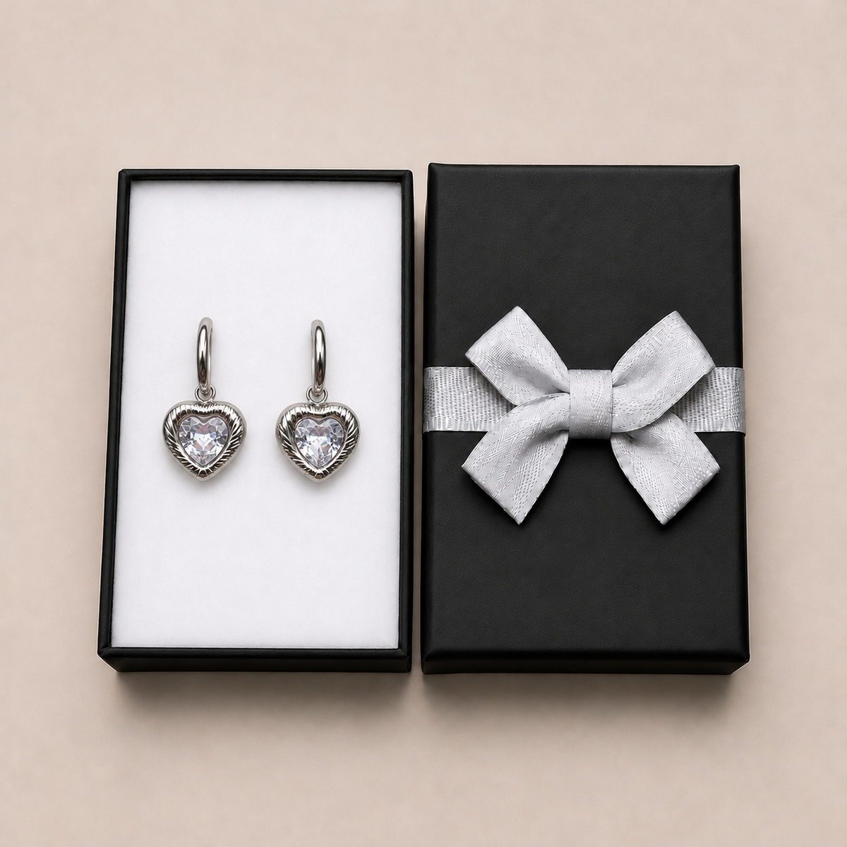 PM190 - Silver Heart-Cut Sunburst Frame Drop Huggie Minđuše
