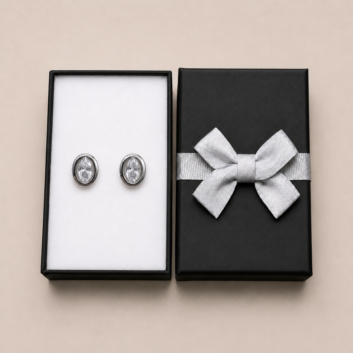 PM198 - Silver Oval-Cut Solitaire Sculptural Frame Minđuše