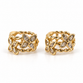 PM140G - Gold Twin Marquise Flower Braided Huggie Minđuše od hirurškog čelika, zlatne minđuše sa po dva cveta, svetlucavim bademastim laticama i prepletenim otvorenim huggie obručima na beloj pozadini