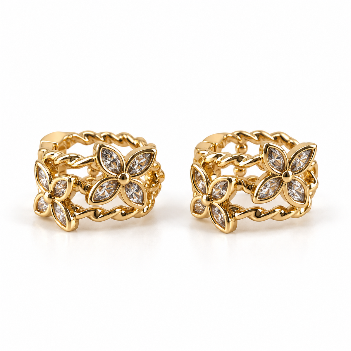 PM140G - Gold Twin Marquise Flower Braided Huggie Minđuše od hirurškog čelika, zlatne minđuše sa po dva cveta, svetlucavim bademastim laticama i prepletenim otvorenim huggie obručima na beloj pozadini