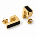 PM136G - Gold Black Inlay Angular Open Frame Stud Minđuše od hirurškog čelika, par zlatnih geometrijskih minđuša sa crnim pravougaonim umecima, otvorenim uglastim okvirima, iglicama i zadnjim metalnim zatvaračima na beloj pozadini
