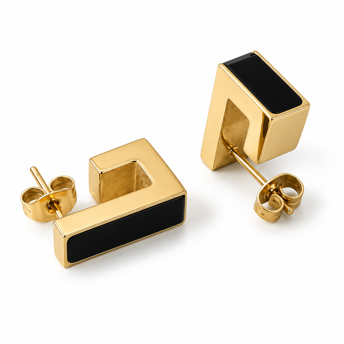PM136G - Gold Black Inlay Angular Open Frame Stud Minđuše od hirurškog čelika, par zlatnih geometrijskih minđuša sa crnim pravougaonim umecima, otvorenim uglastim okvirima, iglicama i zadnjim metalnim zatvaračima na beloj pozadini