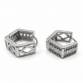 PM185 - Silver Geometric Lattice Triple Pavé Huggie Minđuše od hirurškog čelika, široki srebrni geometrijski obruči sa tri reda tamnih i prozirnih kamenčića i dekorativnim otvorima.