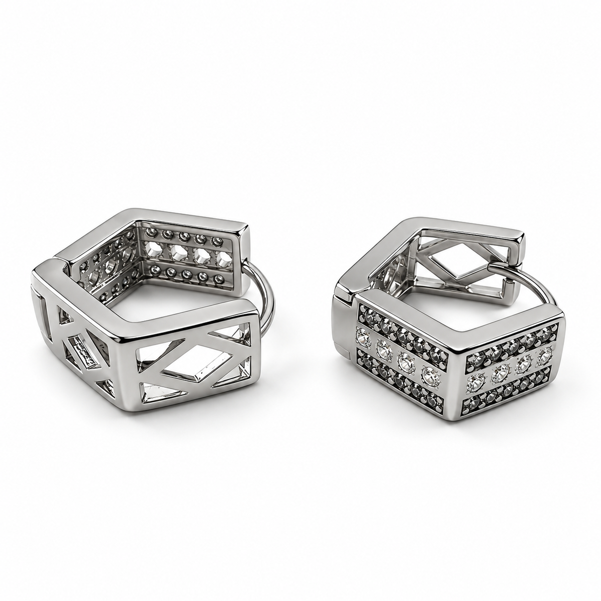 PM185 - Silver Geometric Lattice Triple Pavé Huggie Minđuše od hirurškog čelika, široki srebrni geometrijski obruči sa tri reda tamnih i prozirnih kamenčića i dekorativnim otvorima.