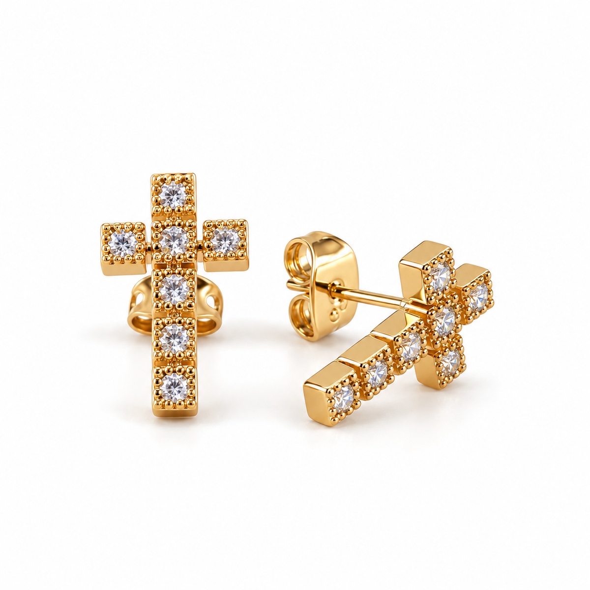 PM138G - Gold Seven Stone Square Set Cross Stud Minđuše od hirurškog čelika, zlatne minđuše u obliku krsta sa sedam prozirnih kamenčića u kvadratnim okvirima, stud čiodama i metalnim zatvaračima na beloj pozadini