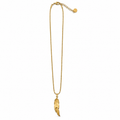 PO023G - Gold Engraved Feather Snake Chain Ogrlica od hirurškog čelika, zlatna ogrlica sa izduženim graviranim priveskom u obliku pera, finim lancem i produžnom kopčom na beloj pozadini