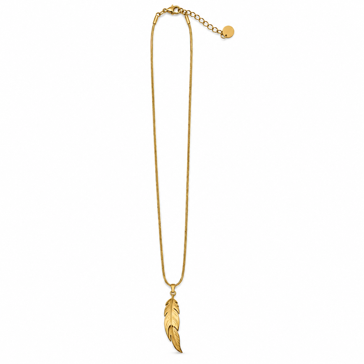 PO023G - Gold Engraved Feather Snake Chain Ogrlica od hirurškog čelika, zlatna ogrlica sa izduženim graviranim priveskom u obliku pera, finim lancem i produžnom kopčom na beloj pozadini