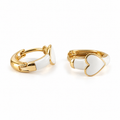 PM130G - Gold White Inlay Heart Accent Huggie Minđuše od hirurškog čelika, par zlatnih obruča sa belim srcima, zlatnim okvirima i glatkim belim dekorativnim umecima na beloj pozadini