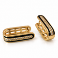PM131G - Gold Twin Black Inlay Pavé Bar Huggie Minđuše od hirurškog čelika, par zlatnih zaobljeno-pravougaonih obruča sa dve paralelne crne linije i centralnim nizom prozirnih svetlucavih kamenčića na beloj pozadini