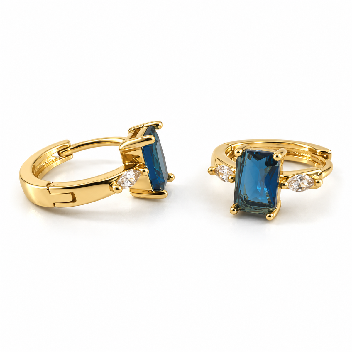 PM128G - Gold Midnight Blue Emerald-Cut Huggie Minđuše od hirurškog čelika, zlatne minđuše sa tamnoplavim pravougaonim kamenom i prozirnim marquise kamenčićima.