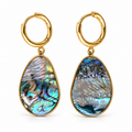 PM120G - Gold Abalone Mosaic Teardrop Huggie Minđuše od hirurškog čelika, zlatni obruči sa visećim kapljicama i dekorativnim umetcima sa abalone efektom u plavim, zelenim i tirkiznim tonovima.