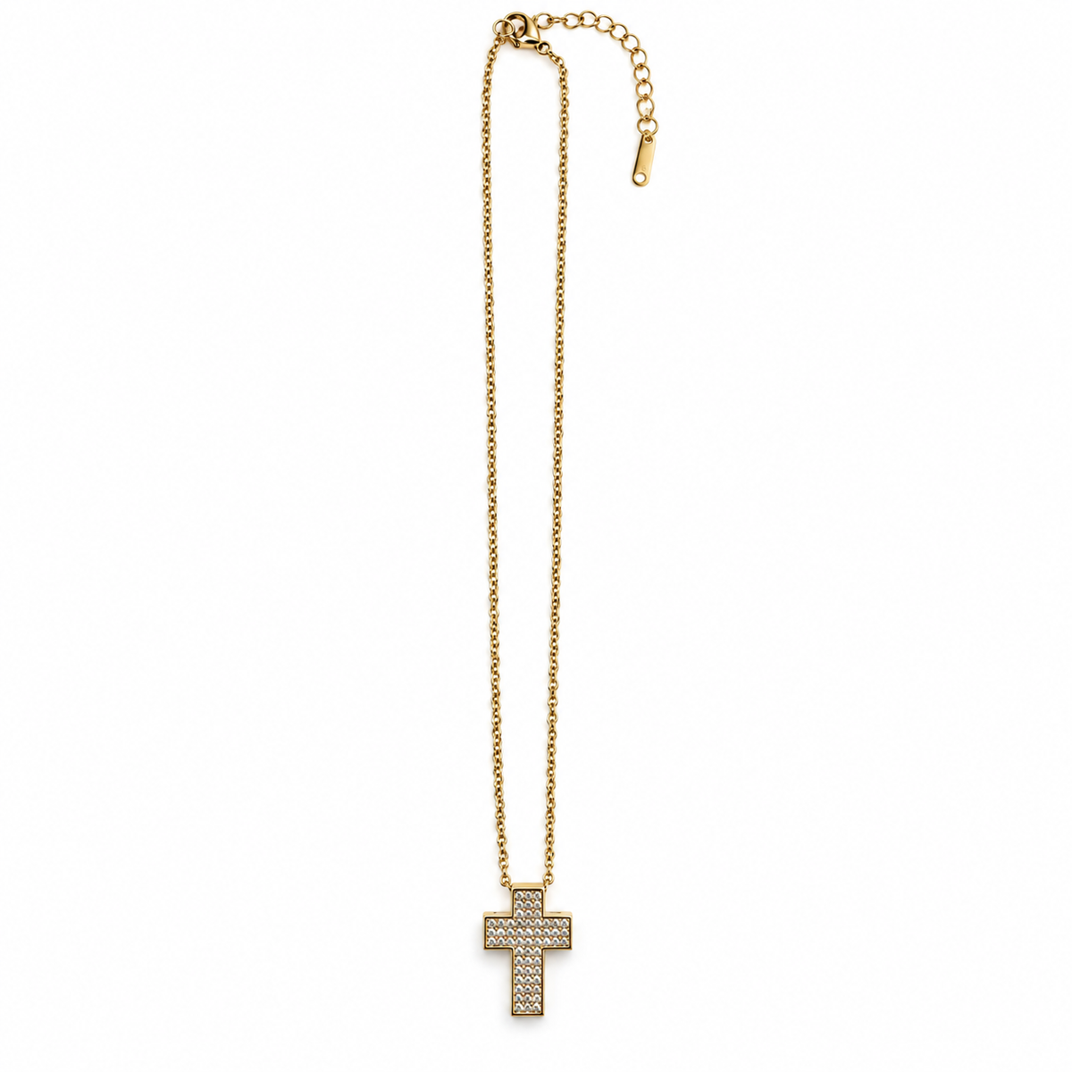 PO020G - Gold Full Pavé Cross Cable Chain Ogrlica od hirurškog čelika, zlatna ogrlica sa centralnim svetlucavim krstom, finim lancem od ovalnih karika i produžnim lančićem na beloj pozadini