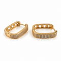 PM127G - Gold Rounded Rectangle Triple Pavé Huggie Minđuše od hirurškog čelika, izduženi zlatni pravougaoni obruči sa zaobljenim uglovima, tri reda svetlucavih kamenčića i preklopnom kopčom.
