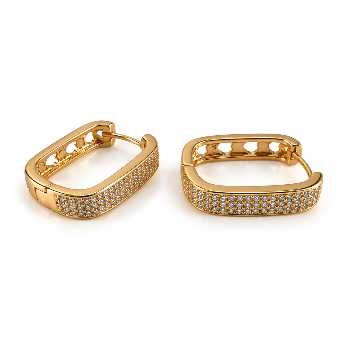 PM127G - Gold Rounded Rectangle Triple Pavé Huggie Minđuše od hirurškog čelika, izduženi zlatni pravougaoni obruči sa zaobljenim uglovima, tri reda svetlucavih kamenčića i preklopnom kopčom.