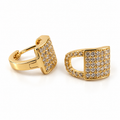PM139G - Gold Curved Rectangular Full Pavé Huggie Minđuše od hirurškog čelika, široke zlatne minđuše sa zakrivljenim pravougaonim pločicama, gustim redovima svetlucavih kamenčića i preklopnim kopčama na beloj pozadini