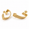 PM113G - Gold Stardust Sculptural Arc Stud Minđuše od hirurškog čelika, zlatne minđuše zakrivljenog oblika sa reljefnom Stardust teksturom, prikaz iz ugla.
 Kopiraj