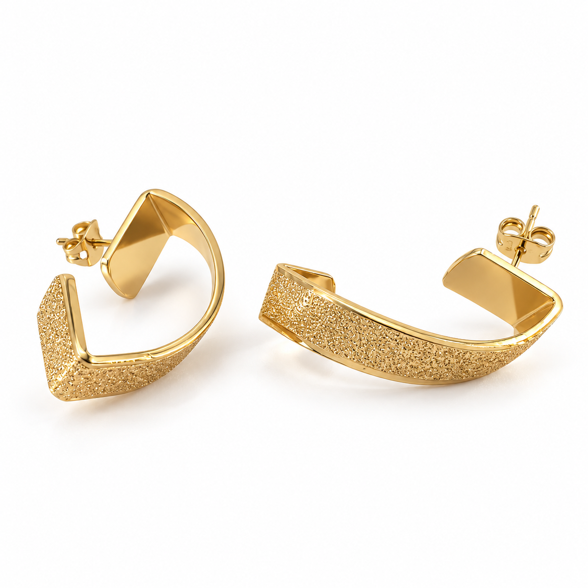 PM113G - Gold Stardust Sculptural Arc Stud Minđuše od hirurškog čelika, zlatne minđuše zakrivljenog oblika sa reljefnom Stardust teksturom, prikaz iz ugla.
 Kopiraj
