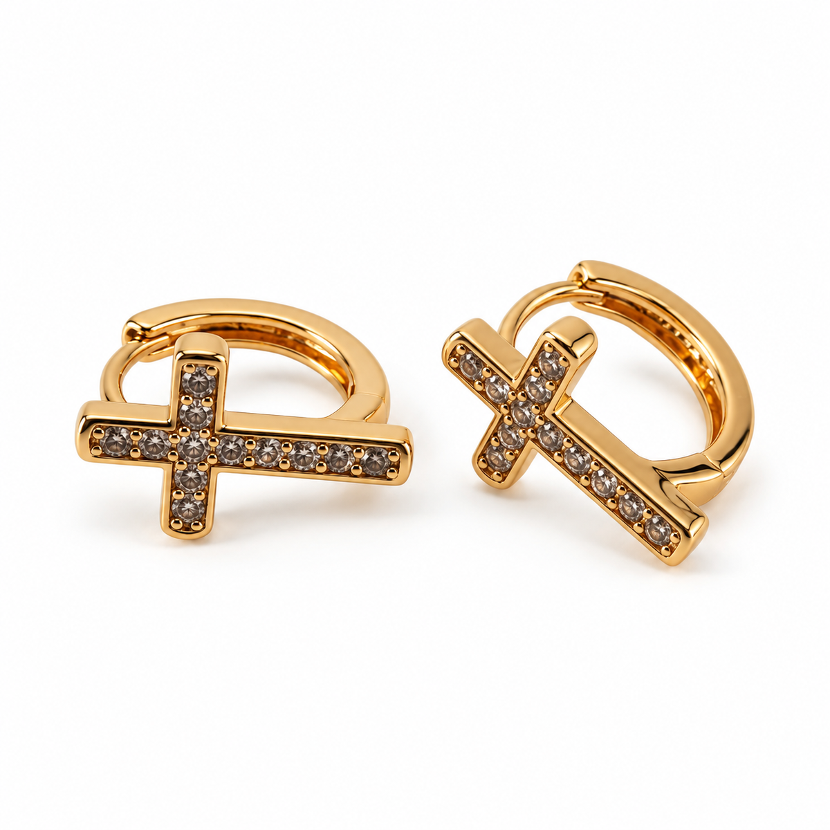 PM116G - Gold Elongated Pavé Cross Huggie Minđuše, detaljan prikaz zlatnog krsta sa svetlucavim kamenčićima, poliranim ivicama i preklopnim huggie obručem.