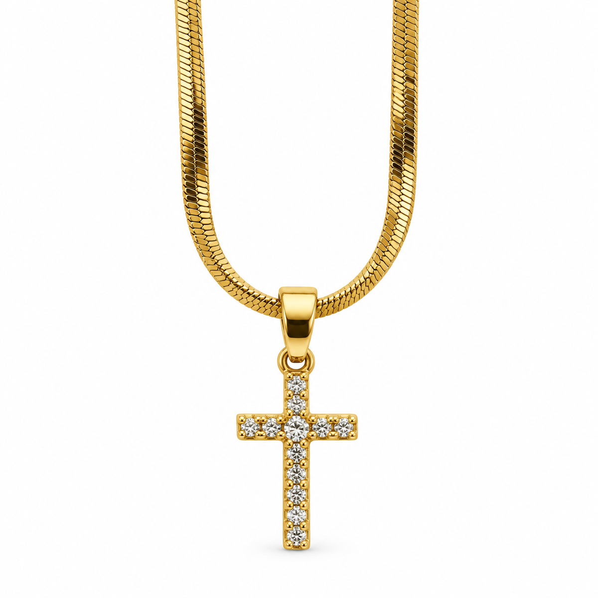 PO021G - Gold CZ Cross Snake Chain Ogrlica, krupan prikaz zlatnog latinskog krsta sa jednim nizom prozirnih svetlucavih kamenčića duž krakova, centralnim kamenčićem i poliranim metalnim držačem na snake lančiću