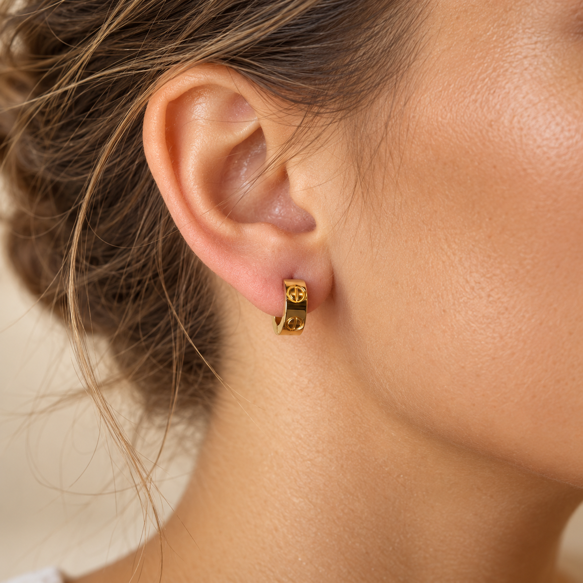 PM124G - Gold Screw Motif Chunky Huggie Minđuše