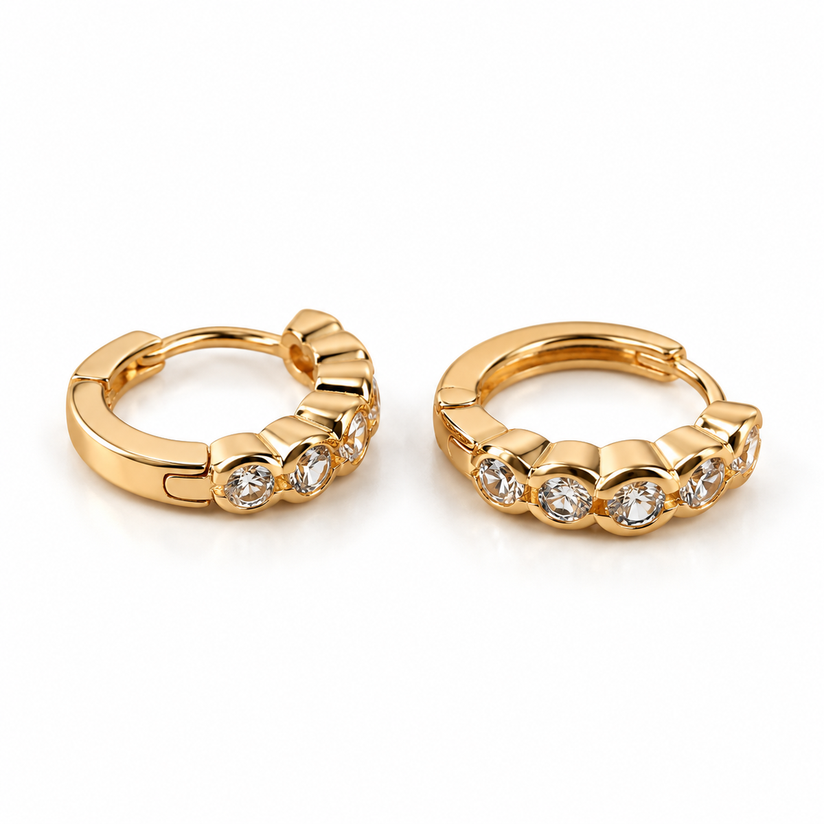 PM141G - Gold Graduated Five-Stone Scalloped Huggie Minđuše