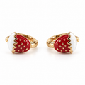 PM125G - Gold Strawberry White Glaze Huggie Minđuše od hirurškog čelika, zlatne minđuše sa motivom crvene jagode, belim dekorativnim prelivom i sitnim zlatnim tačkicama.